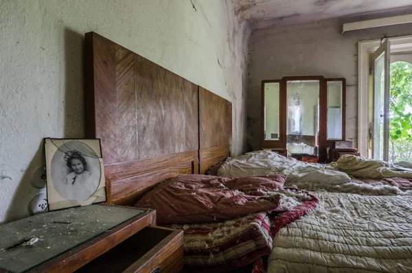 Chambre abandonnée avec photo de fille — Photo