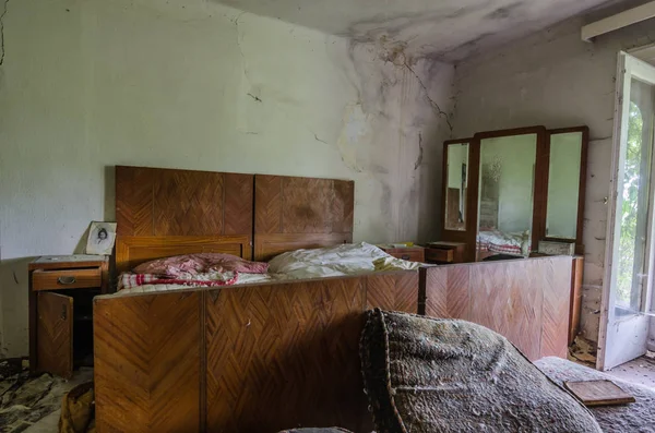 Старая кровать с зеркалом — стоковое фото