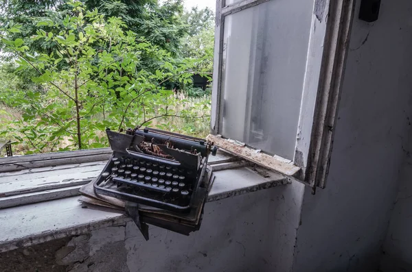Пишущая машинка на оконной панели — стоковое фото