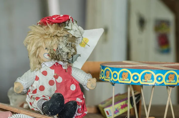 Лялька в старому будинку — стокове фото