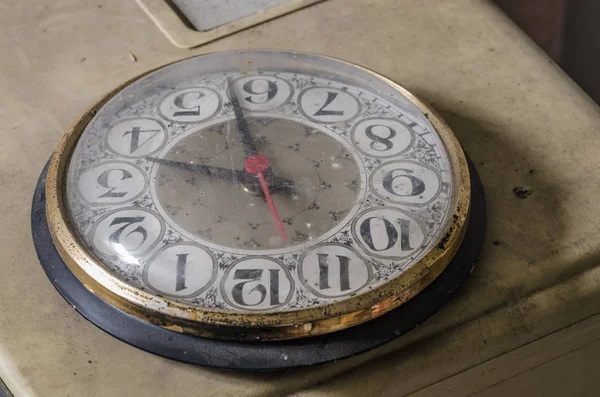 Viejo reloj en la mesa — Foto de Stock
