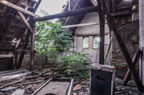 Telhado desmoronado da casa — Fotografia de Stock