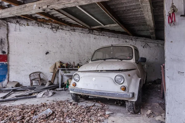 Kleine oldtimer in garage — Stockfoto