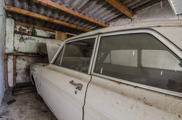 Viejo coche clásico blanco en el taller — Foto de Stock