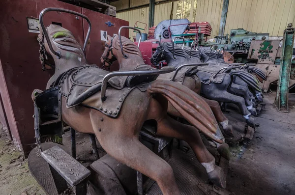 Veel paarden uit een pretpark — Stockfoto