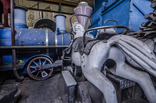 Tren y caballo desde el parque de atracciones — Foto de Stock