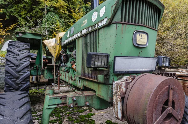 Stary traktor w przyrodzie — Zdjęcie stockowe