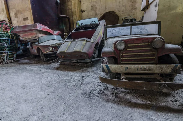 Muchos coches del parque de atracciones en el pasillo — Foto de Stock