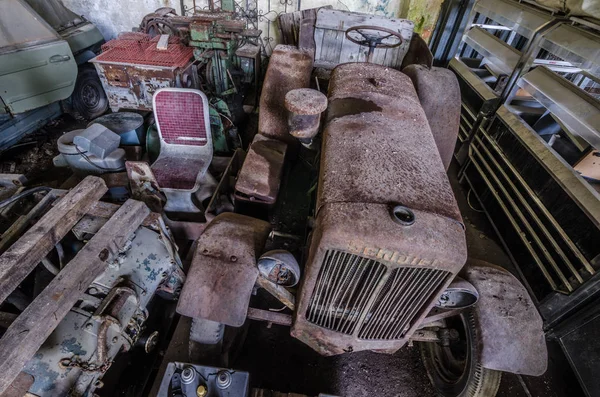 Rusty old tractor in hall — Stock Photo, Image