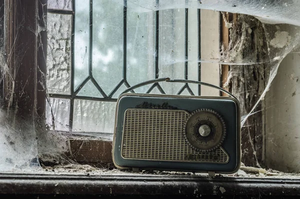 ウィンドウ上の古いラジオ — ストック写真