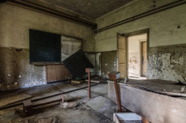 terk edilmiş karanlık sınıf