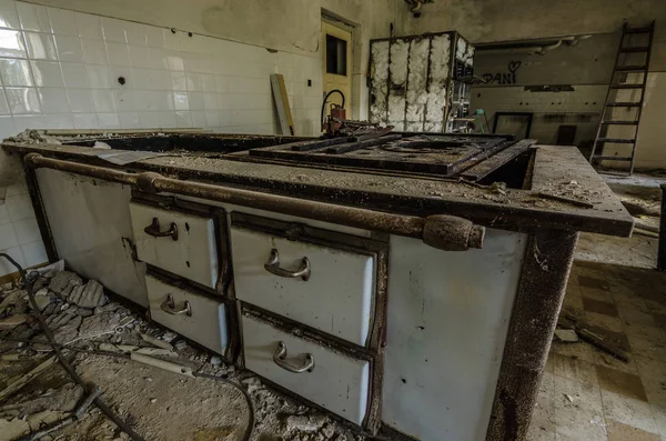 Vieja estufa de una cocina profesional — Foto de Stock