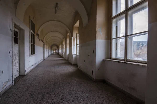 放棄された兵舎の長い廊下 — ストック写真