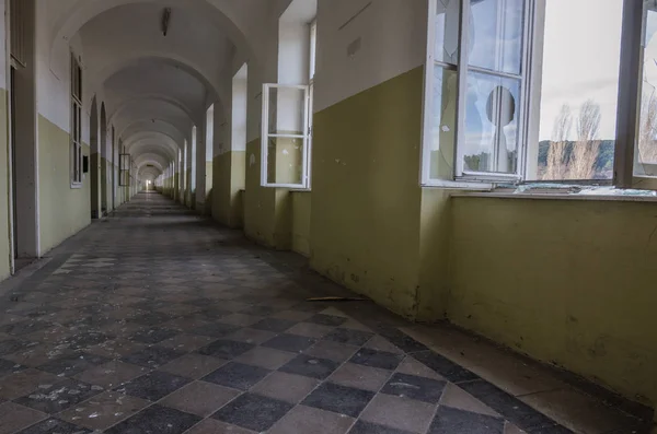 Largo y viejo corredor en barracones — Foto de Stock