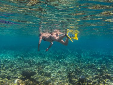 Sarı yüzgeçleri şnorkel ile genç kadın