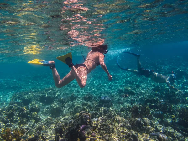 Mujer haciendo snorkel en el arrecife —  Fotos de Stock