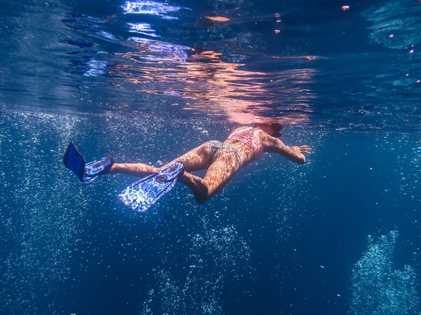 Mujer haciendo snorkel en muchas burbujas —  Fotos de Stock