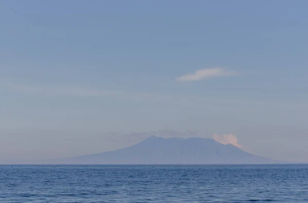 Volcan à l'horizon et la mer — Photo