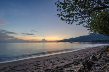 Endonezya kumsalda gündoğumu