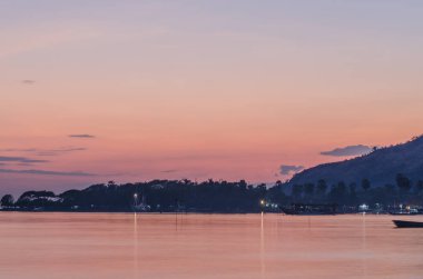 Lila renkli deniz günbatımı