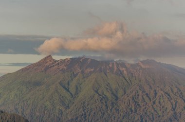 bulutlar ile volkanik dağ
