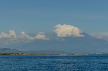 bulutlar deniz ile yüksek dağ