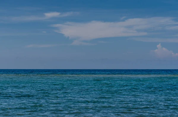 Mar azul e céu — Fotografia de Stock