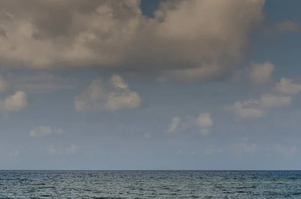 Deniz ve birçok bulutlar — Stok fotoğraf