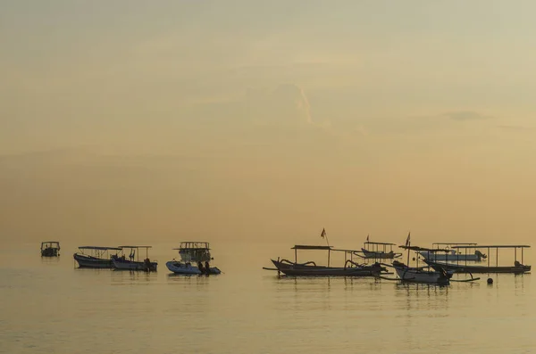 Perahu saat matahari terbenam di laut — Stok Foto