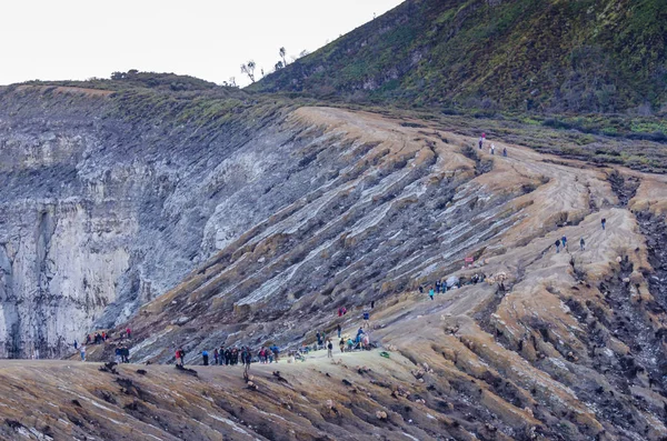 Många turister på vulkanisk — Stockfoto