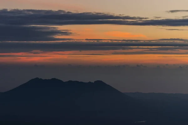 Схід сонця на вулканічній горі — стокове фото