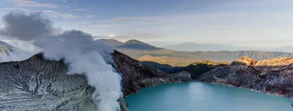 Panorama du lac volcanique fumeur — Photo