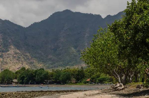 deniz kenarında dağ ile plaj