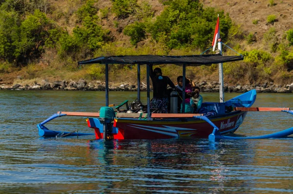 Barco de pesca de colores en el mar — Foto de Stock