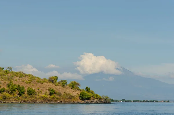 Paisaje en el mar con montañas — Foto de Stock