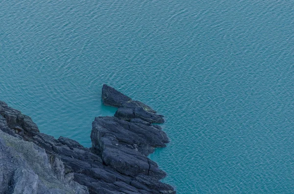 Onde di lago con rocce — Foto Stock