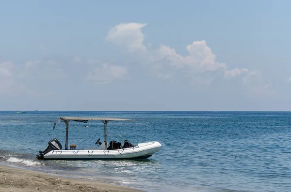 Barco na praia — Fotografia de Stock