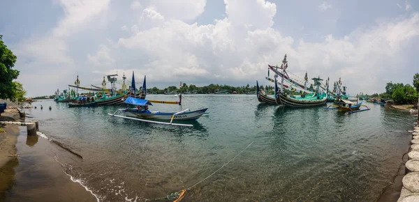 Barcos de colores en indonesia panorama — Foto de Stock