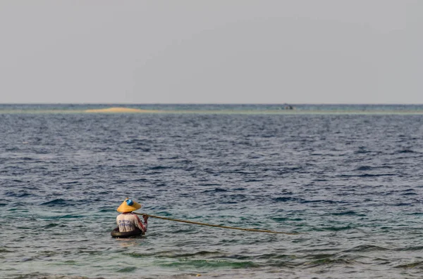 Pescador único en el mar —  Fotos de Stock