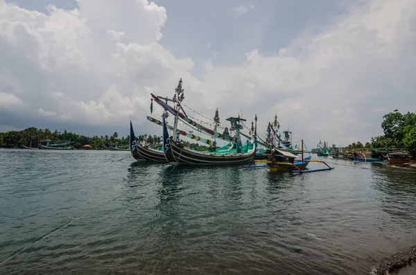 Barcos de colores en el puerto de Bali — Foto de Stock