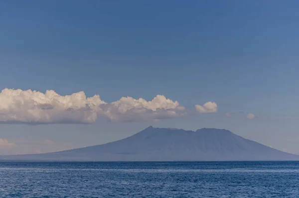 Vysoká sopka u moře — Stock fotografie