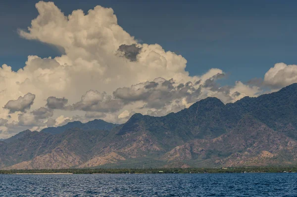 Montagnes avec nuages en indonésie — Photo