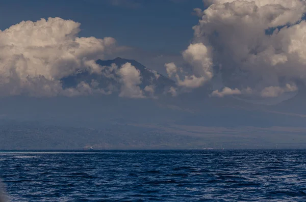 Moře a vysoká sopka na obzoru — Stock fotografie