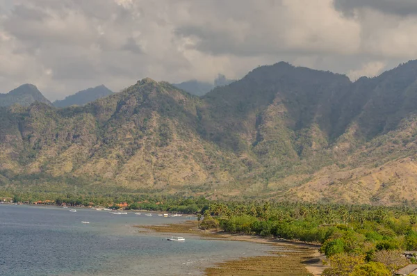 Vista de la playa y las montañas — Foto de Stock