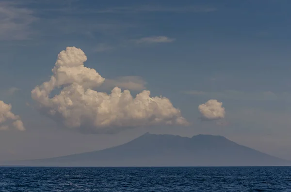 Sopka s mraky u moře — Stock fotografie