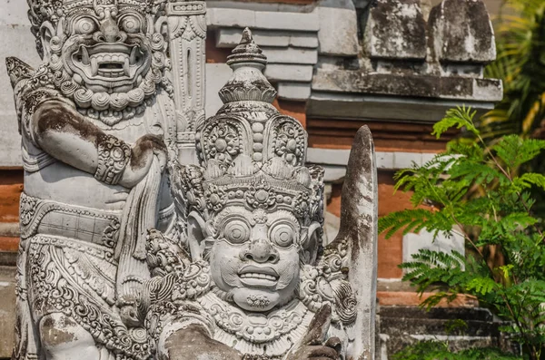 Figures in a temple — Stock Photo, Image