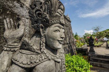 Bali Budist tapınağı'nda heykeli