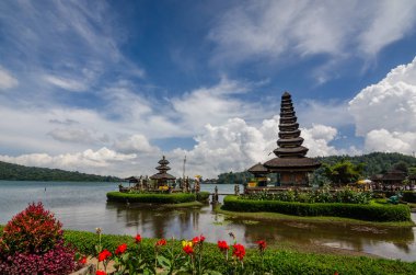 Pura bratan su Tapınağı