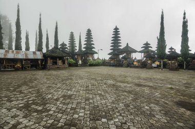 bali pura alun danu batur