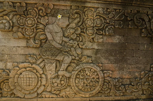 Mur avec un vélo dans un complexe de temple — Photo